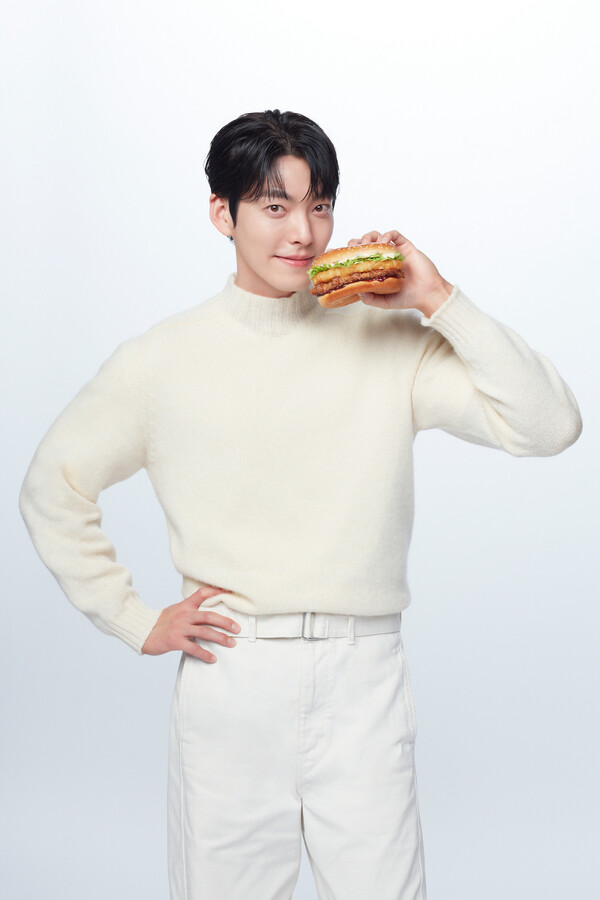 ‘행운버거’의 캠페인 모델로 발탁된 배우 김우빈 / 사진=한국맥도날드