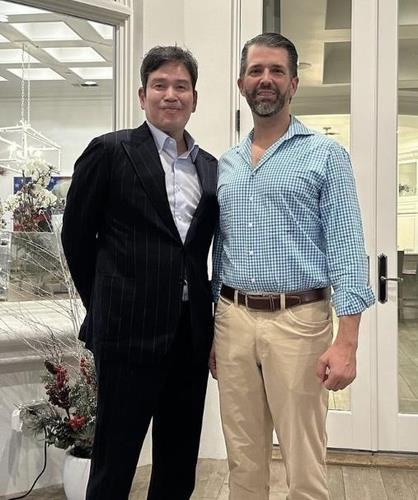 정용진 신세계그룹 회장이 2024년 1월 트럼프 주니어와 만나 찍은 기념사진 / 사진=정용진 회장 인스타그램