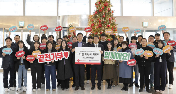 서울 영등포구 롯데웰푸드 본사에서 열린 전달식에 참석한 이창엽 롯데웰푸드 대표(사진 가운데 왼쪽)와 서선원 한국백혈병어린이재단 사무총장(사진 가운데 오른쪽), 롯데웰푸드 임직원들이 기념 사진을 촬영하고 있다./사진=롯데웰푸드.