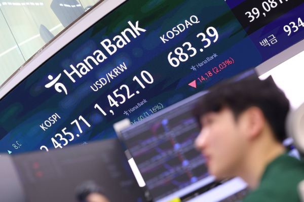 2024년 12월 19일 오전 서울 중구 하나은행 딜링룸 전광판에 코스피 지수 등이 표시되고 있다./사진=연합뉴스