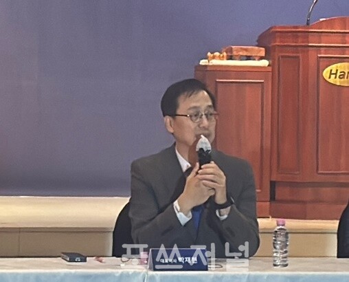 2024년12월19일 서울 송파구 서울시교통회관에서 열린 한미약품 임시 주총에서 박재현 대표이사가 기자들과 인터뷰를 하고 있다. /사진=신은주 기자