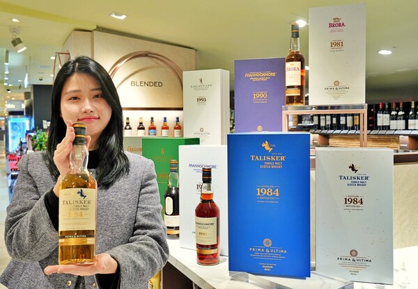 P&U 시리즈를 들고 있는 모델 / 사진=롯데백화점