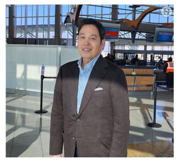  정용진 신세계그룹 회장이 2024년 12월 21일(현지시간) 미국 애틀랜타 국제공항을 통해 한국으로 귀국하면서 취재진들과 만나 대화를 하고 있다.  /연합뉴스