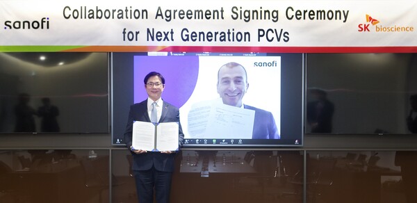 안재용 SK바이오사이언스 사장(왼쪽)과 사노피 장 프랑수아 투생(Jean-Francois Toussant) 백신 R&D(연구·개발) 부문 글로벌 총괄담당이 12월 20일 경기도 성남시 SK바이오사이언스 본사에서 계약 체결 후 기념촬영을 하고 있다. /SK바이오사이언스
