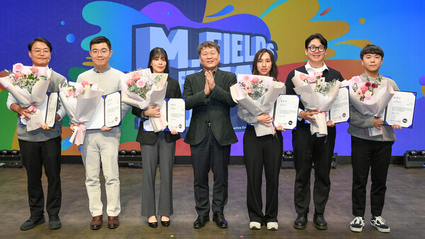 23일 경기도 용인 현대모비스 기술연구소에서 이규석 현대모비스 사장(가운데)이 ‘2024 엠필즈 페스타’에 참석해 우수 아이디어로 선정된 직원들에게 상장을 수여하고 기념촬영을 하고 있다./사진=현대모비스