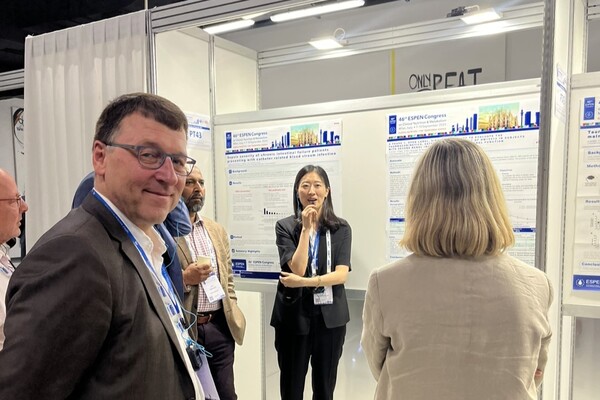 한미약품 GM임상팀 이문희 이사(가운데)가 2024년 9월 이탈리아 밀라노에서 열린 유럽임상영양대사학회(ESPEN)에서 단장증후군 치료제로 개발 중인 소네페글루타이드의 임상 1상 약동학 결과를 발표하고 있다. /한미약품