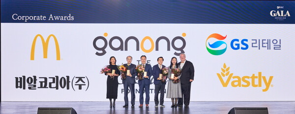 (왼쪽부터) 한국맥도날드 김기원 대표이사, 농업회사법인 가농바이오 유재흥 대표이사, GS리테일 곽창헌 상무, 비알코리아 도세호 대표이사, 바스틀리 안진경 대표이사, 제프리 존스 한국로날드맥도날드하우스 회장이 가념 사진을 촬영하고 있다./사진=SPC.