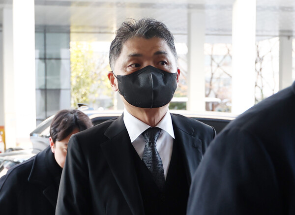김범수 카카오 경영쇄신위원장이 2024년 11월 29일 오전 양천구 서울남부지법에서 열린 공판에 출석하고 있다. /사진=연합뉴스