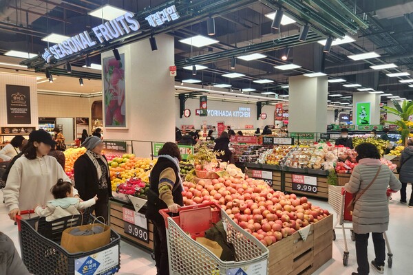 롯데마트가 통상적으로 판매하는 수입 과일과 비교해 과실이 작은 상품으로 구성하는 대신 판매가격은 20% 이상 낮춘 물가안정 상품을 출시한다. 사진은 롯데마트 그랑그로서리 은평점 농산 매장 전경./사진=롯데쇼핑.