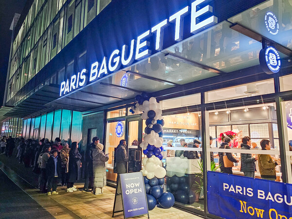 2024년 12월 20일(현지시각) 캐나다 밴쿠버에 오픈한 파리바게뜨 코퀴틀람점에 현지 고객들이 길게 줄을 서 있다./사진=SPC.