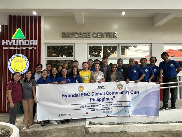 2024년 12월 18일(현지시간) 필리핀 산타로사 보육원 완공식에서 정형태 필리핀 남부철도 4·5·6 공구 통합 현장소장(앞줄 왼쪽에서 9번째)과 아를렌 B. 아르실라스 산타로사 시장(8번째), 하영재 월드투게더 부회장(7번째) 등 관계자들이 기념사진을 촬영하고 있다. /현대건설