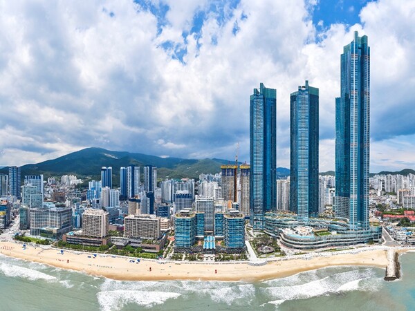 문화체육관광부와 한국관광공사가 주관하는 '2025-2026 한국관광 100선'에 '부산엑스더스카이'가 선정됐다./사진=풀무원.