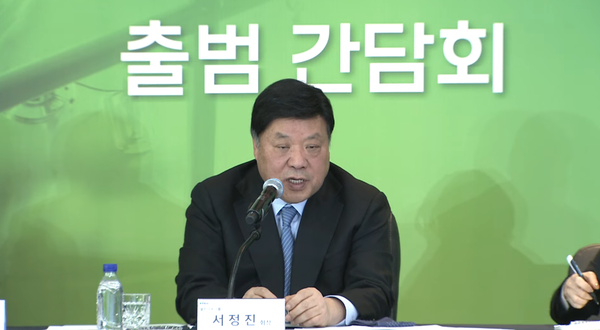 서정진 셀트리온 회장이 2024년 12월 17일 오전 유튜브 생중계를 통해 셀트리온 CDMO(위탁생산개발) 간담회를 열고 기자들의 실시간 질문에 대답하고 있다. /셀트리온 유튜브