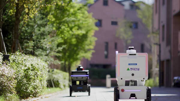 자율주행 로봇 모빈의 모습이다. /2024.12.27 현대건설