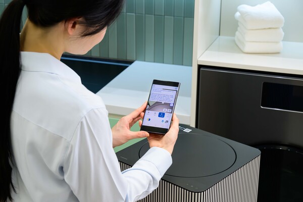 시각보조앱 '설리번 플러스' 앱에 새롭게 탑재된 '가전 QR 모드'를 시연하는 모습./2024.12.29.삼성전자