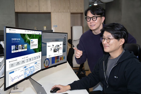 현대차·기아 직원이 ‘글로벌 통합 탄소 배출 정보 시스템’을 확인하고 있다./사진=현대차