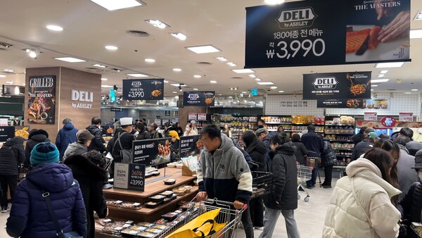 2024년 12월 20일 오픈한 델리 바이 경기도 안양시 애슐리 7호점 평촌점에서 고객들이 상품을 구매하고 있다./이랜드리테일