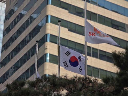 SK 사옥 앞에 게양된 조기./사진=연합뉴스