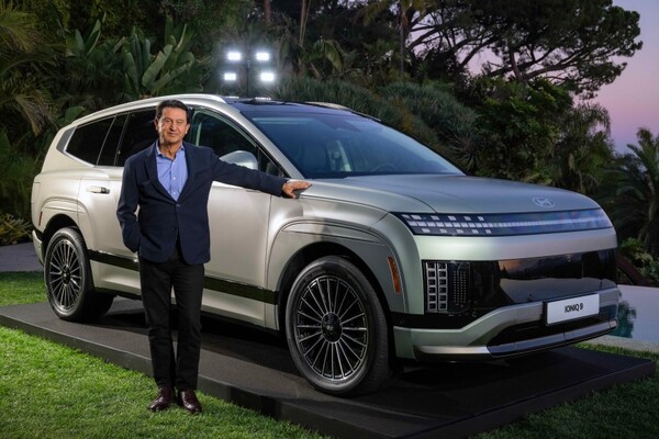 현대차 글로벌 최고운영책임자 호세 무뇨스 사장이 아이오닉9 앞에서 기념 촬영하고 있다./사진=현대차