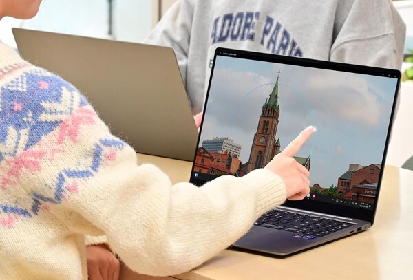 삼성전자 모델이 AI PC '갤럭시 북5 시리즈'의 'AI 셀렉트' 기능을 체험하는 모습./2025.1.1. 삼성전자