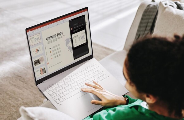 LG전자가 '멀티 AI'로 더 강력해진 2025년형 LG 그램을 선보인다. 사진은 2025년형 LG 그램에서 LG전자의 차별화된 온디바이스 AI인 '그램 챗 온디바이스'를 사용하고 있는 모습./2025.1.1.LG전자