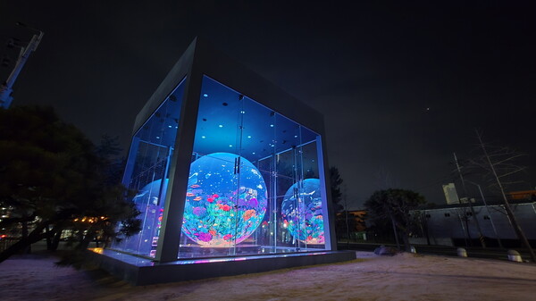 울산 남구 석유화학단지 SK이노베이션 울산Complex 정문에 설치돼 2024년 12월 31일 점등된 ‘매직스피어’./2025.1.1.SK이노베이션