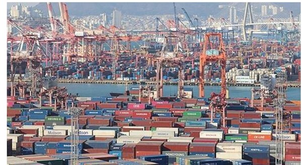 2024년 12월 31일 부산항 신선대·감만·신감만부두에 수출입 화물이 쌓여있다. /연합뉴스