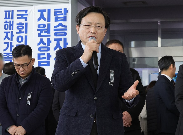 김이배 제주항공 대표이사가 31일 전남 무안군 무안국제공항 터미널에서 브리핑하고 있다. 2024.12.31/공동취재