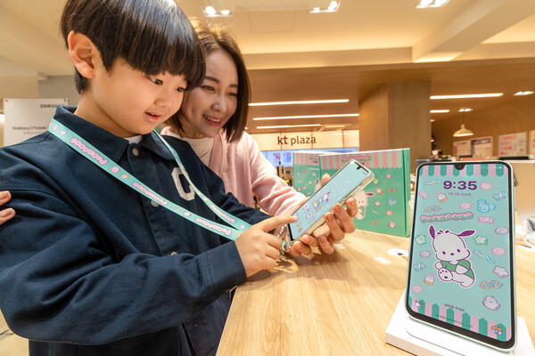 모델이 KT가 출시한 포차코 키즈폰을 체험하고 있다./사진=KT