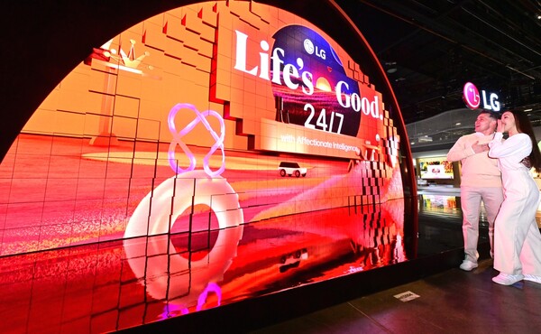 CES 2025에 마련된 LG전자의 초대형 키네틱LED 조형물 / 사진=LG전자