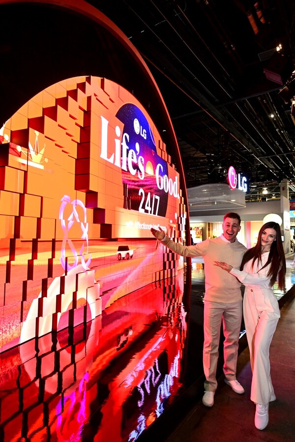 CES 2025에 마련된 LG전자의 초대형 키네틱LED 조형물 / 사진=LG전자