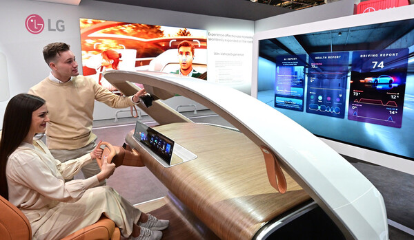CES 2025 관람객이 ‘인캐빈 센싱’ 솔루션을 경험하고 있다. / 사진=LG전자