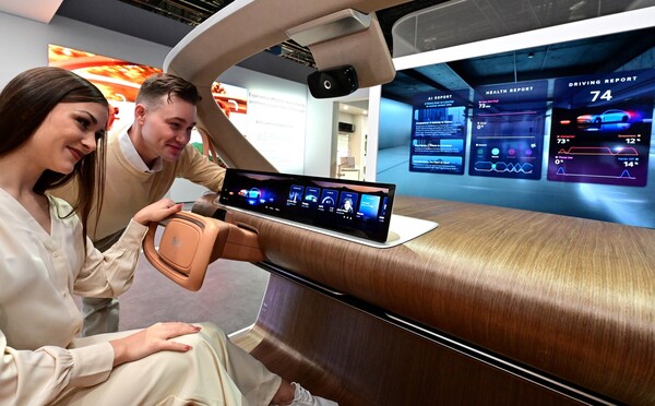 CES 2025 관람객이 ‘인캐빈 센싱’ 솔루션을 경험하고 있다. / 사진=LG전자