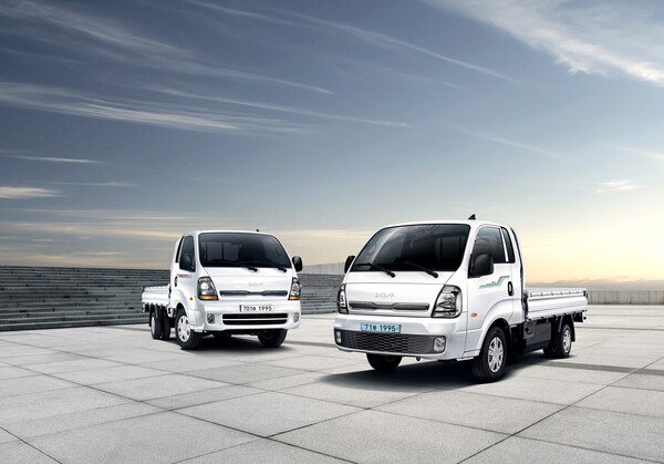 기아가 봉고 출시 45주년을 기념해 상품 경쟁력을 강화한 '스마트 셀렉션' 트림을 출시하고 본격적인 판매에 들어간다. (사진 왼쪽부터) 봉고 LPG 터보 1톤 2WD 초장축 킹캡 스마트 셀렉션 트림, 봉고 EV 1톤 2WD 초장축 킹캡 스마트 셀렉션 트림./사진=기아.