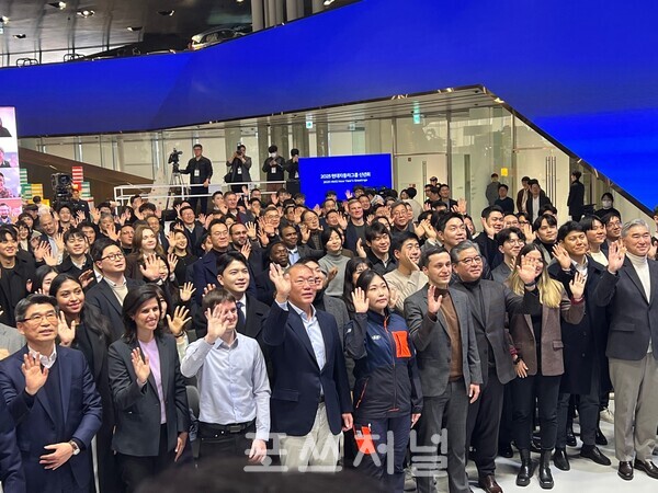 2025년 1월 6일 경기 현대모터스튜디오 고양에서 열린 현대자동차그룹 신년회에서 정의선 회장(앞줄 왼쪽에서 네번째)이 임직원들과 기념촬영을 하고 있다./사진=김지훈 기자