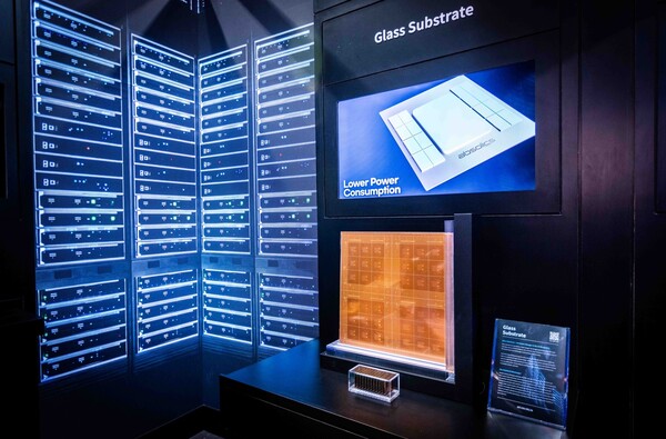 2025년1월7일 미국라스베이가스 CES2025 SK 전시관에서 SKC의 반도체 글라스 기판 실물이 전시되고 있다./사진=SKC