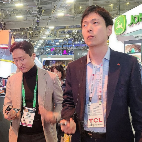 2024년 1월 10일(현지시간) 신유열 롯데지주 미래성장실장(오른쪽)이 HD현대 정기선 부회장(왼쪽)과 함께 CES 2024가 열리는 미국 라스베이거스 컨벤션센터(LVCC) 웨스트홀에 마련된 HD현대 부스를 둘러보고 있다. /연합