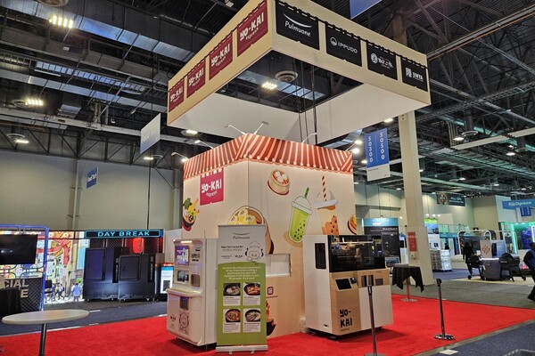 2024년 9일부터 12일까지(현지시간) 미국 라스베이거스에서 열린 'CES 2024' 푸드테크 존에 '출출박스 로봇셰프'가 전시돼 있다. / 사진=풀무원