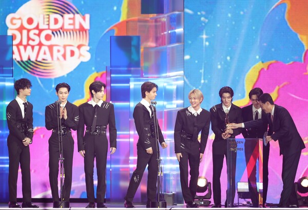 [사진설명] 농심 김대하 일본법인장(사진 맨 오른쪽)이 아이돌 그룹 엔하이픈에게 ‘FANS CHOICE with 농심 신라면상’을 시상하고 있다. /농심