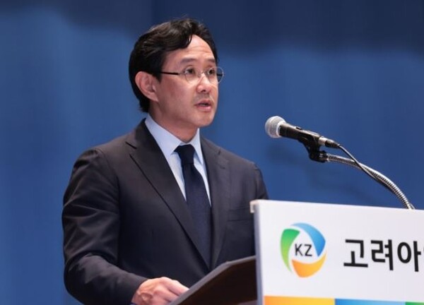 최윤범 고려아연 회장이 2024년 11월 13일 서울 중구 대한상공회의소에서 열린 고려아연 기자회견에서 기자회견문을 낭독하고 있다. /연합