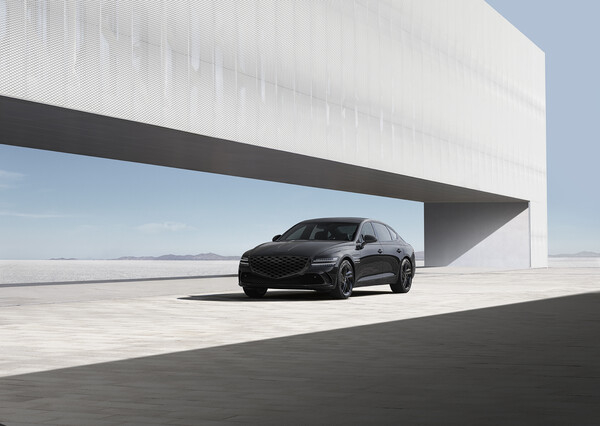 제네시스가 브랜드 첫 번째 모델 G80의 고급스러운 디자인을 강조해 존재감을 더욱 강화할 G80 블랙(Black)을 판매한다./사진=현대차.