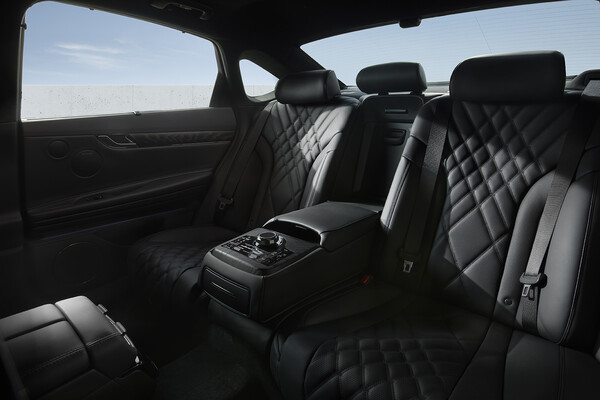 제네시스가 브랜드 첫 번째 모델 G80의 고급스러운 디자인을 강조해 존재감을 더욱 강화할 G80 블랙(Black)을 판매한다./사진=현대차.