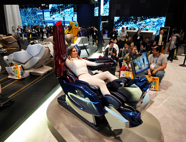 바디프랜드가 CES2025에서 AI 헬스케어로봇 '733'을 시연하고 있다. /2025.1.8.바디프랜드