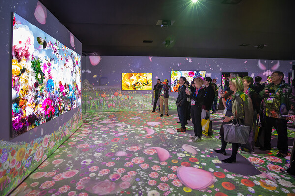 CES 2025가 열리고 있는 미국 라스베이거스 컨벤션 센터 삼성전자 전시관에서 관람객들이 '새로운 경험을 보여주는 집'의 아트 경험을 체험하고 있다./사진=삼성전자.