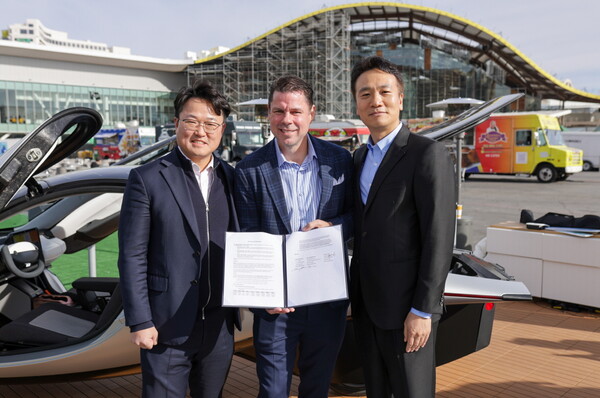 2025년 1월 8일(현지시간) 미국 'CES 2025'에서 (오른쪽부터) LG에너지솔루션 최근혁 마케팅 담당, 앱테라 모터스 공동 CEO 크리스 앤서니, 씨티엔에스 권기정 대표가 MOU 체결식후 기념촬영을 하고 있다./LG에너지솔루션