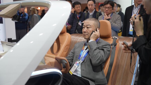 2025년1월9일 LS그룹 구자은 회장이 미국 라스베이거스 CES2025 LG전자 부스에서 인캐빈 센싱을 체험하고 있다./사진=LS그룹