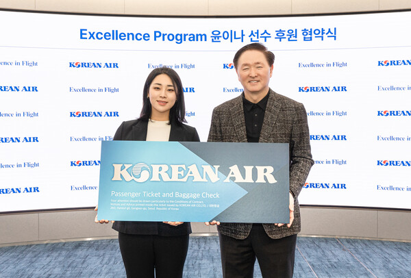 2025년 1월 10일 오후 서울 강서구 대한항공 본사에서 우기홍 대한항공 사장(오른쪽)과 프로골퍼 윤이나 선수가 '엑설런스 프로그램'(Excellence Program) 후원 협약식을 체결한 뒤 기념사진을 촬영하고 있다. /대한항공