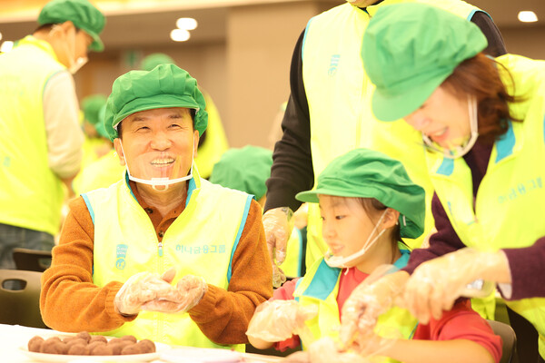 하나금융그룹은 2025년 1월 11일 서울 중구 하나금융그룹 명동사옥에서 민족 대명절인 설날을 맞이해 우리 주변의 어려운 이웃들에게 따뜻한 온기를 전하기 위한 '설맞이 전통 떡 나눔 봉사활동'을 실시했다. 봉사활동에 참석한 함영주 회장(사진 왼쪽)이 직원 자녀와 함께 떡을 만들며 담소를 나누고 있다./사진=하나금융그룹