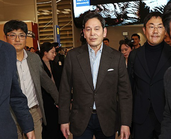 미국에서 도널드 트럼프 미 대통령 당선인을 만난 정용진 신세계그룹 회장이 2024년 12월 22일 인천국제공항 제2여객터미널을 통해 귀국해 이동하고 있다. / 연합