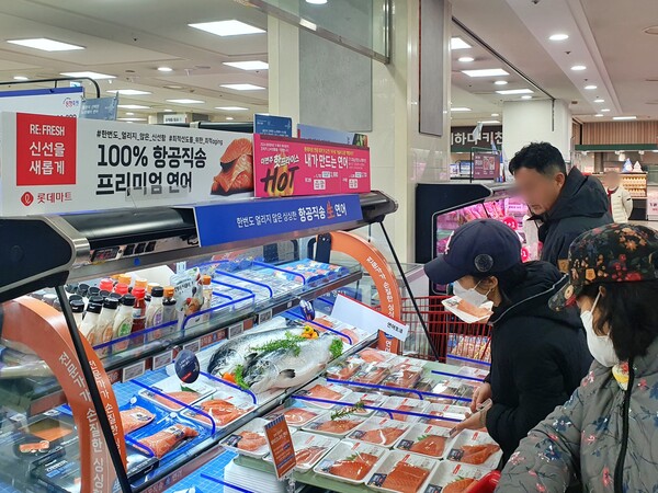 2024년 12월 롯데마트 화정점 수산 코너에서 '내가 만드는 연어' 상품을 보고 있는 고객들 / 사진=롯데마트‧슈퍼